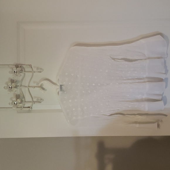 White beautiful button up shirt. Brand is Allison Taylor. Size small - Picture 3 of 4